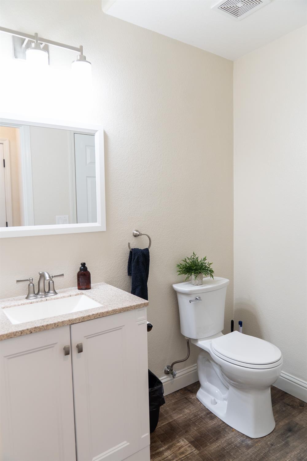 6904 N Melody Ct, Hughson, CA 95326