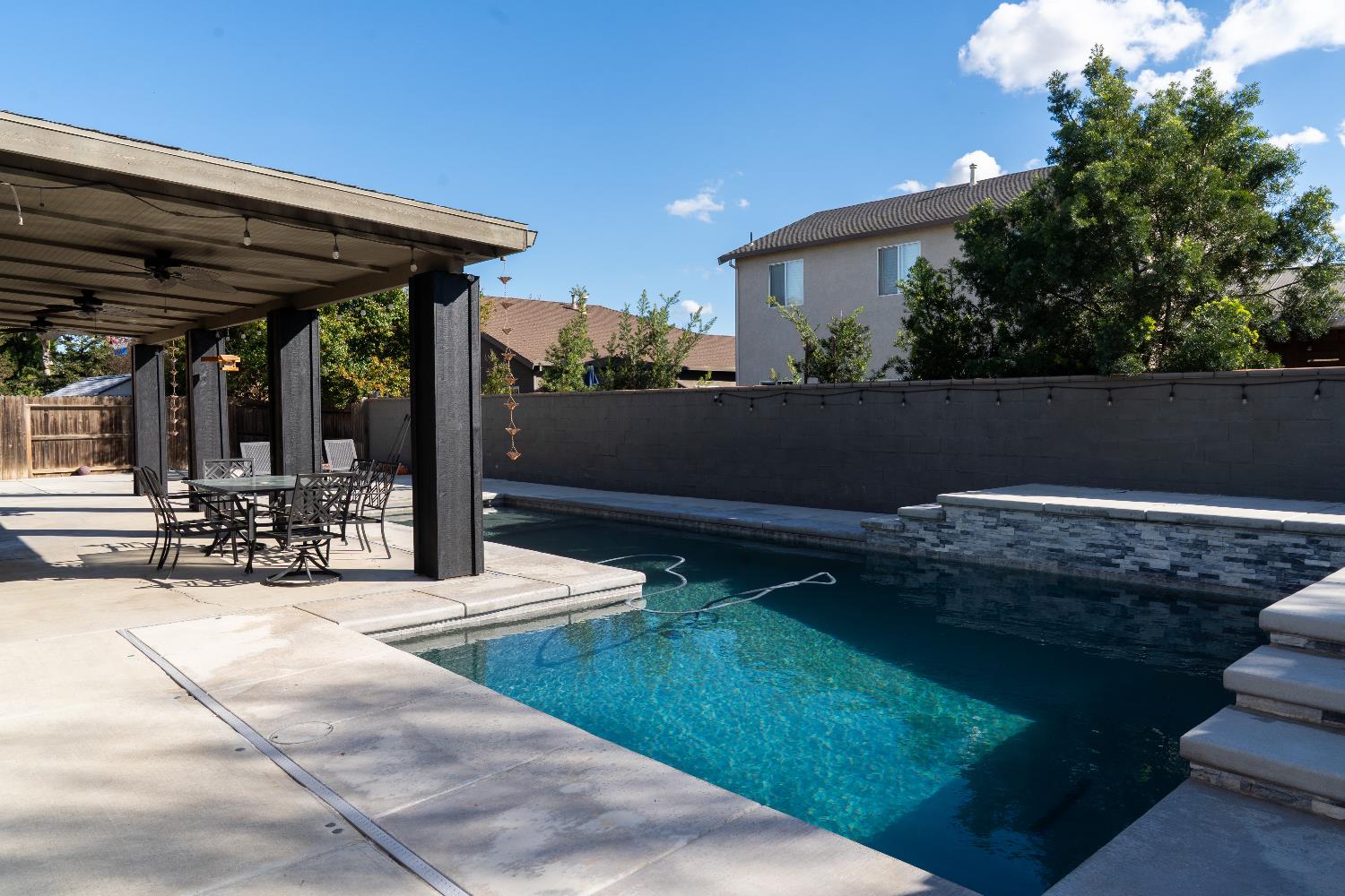 6904 N Melody Ct, Hughson, CA 95326