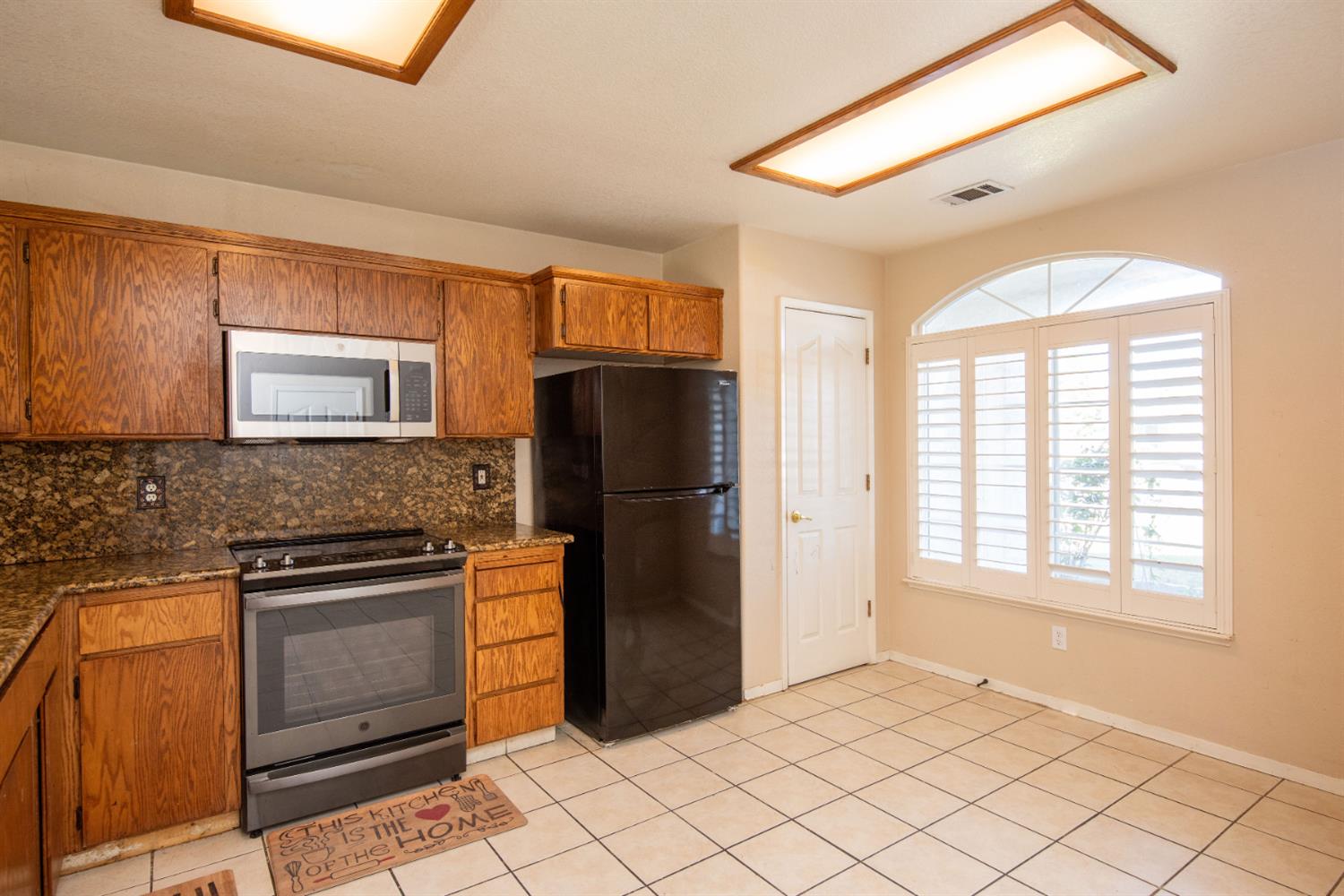 2300 Park East Dr, Modesto, CA 95351