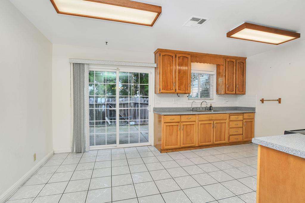 207 Park Ave, Manteca, CA 95337