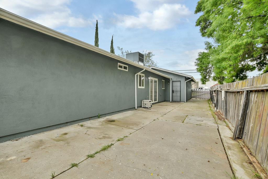 207 Park Ave, Manteca, CA 95337