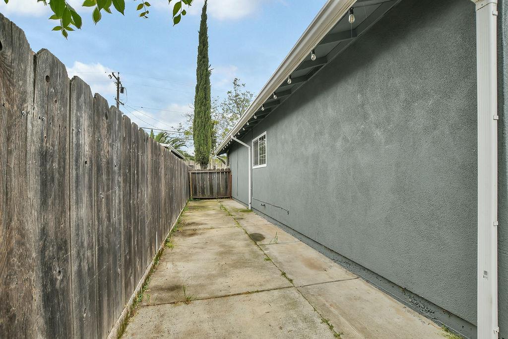 207 Park Ave, Manteca, CA 95337