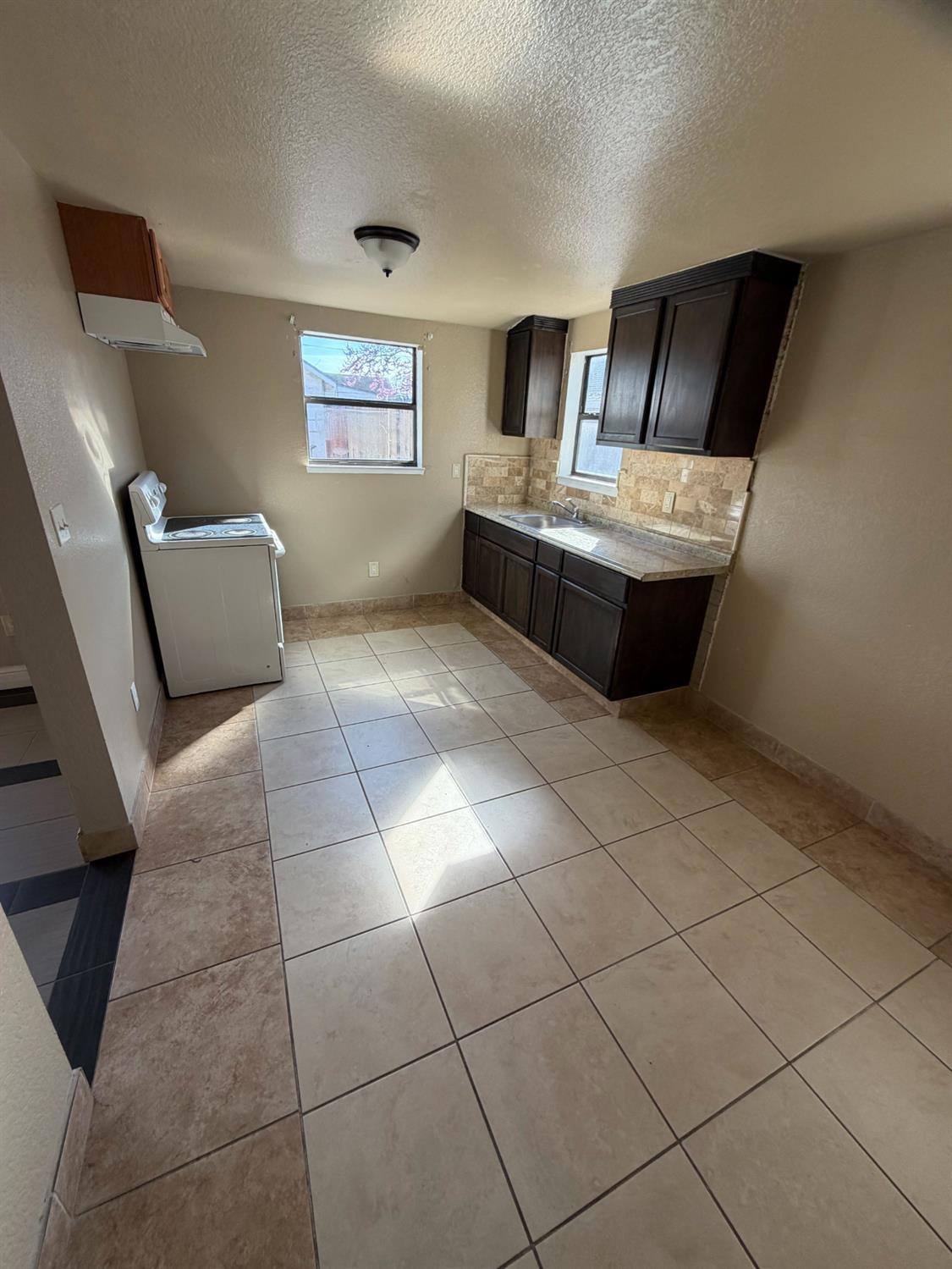 2324 6th St, Hughson, CA 95326