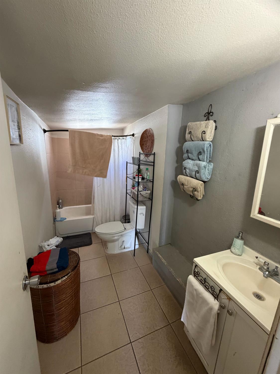 2324 6th St, Hughson, CA 95326