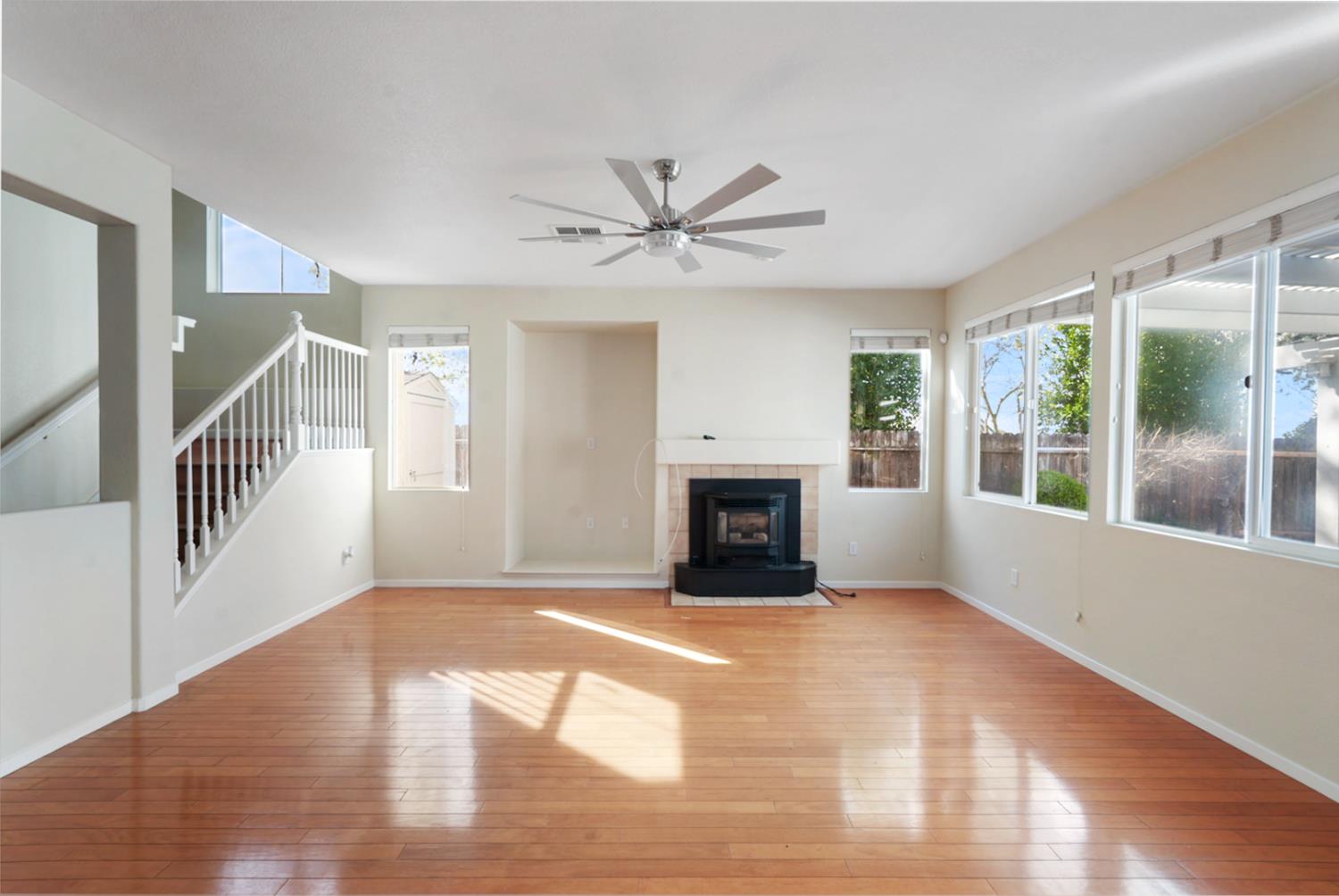 1300 David Dr, Oakdale, CA 95361