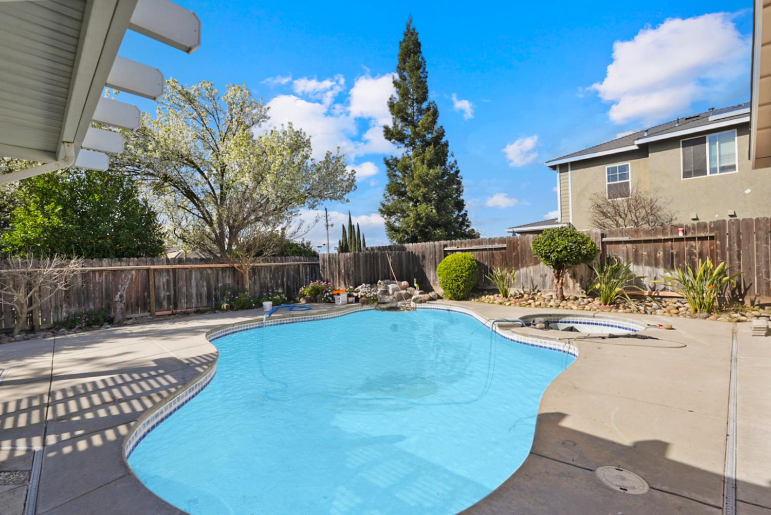 1300 David Dr, Oakdale, CA 95361