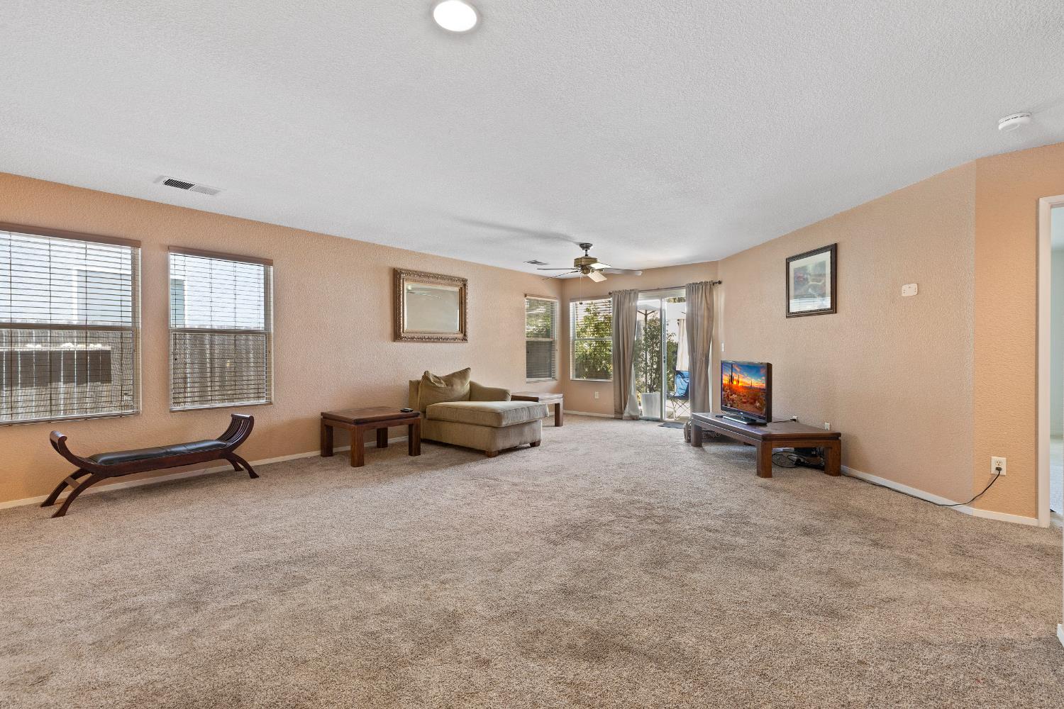 1127 Kestrel Dr, Patterson, CA 95363