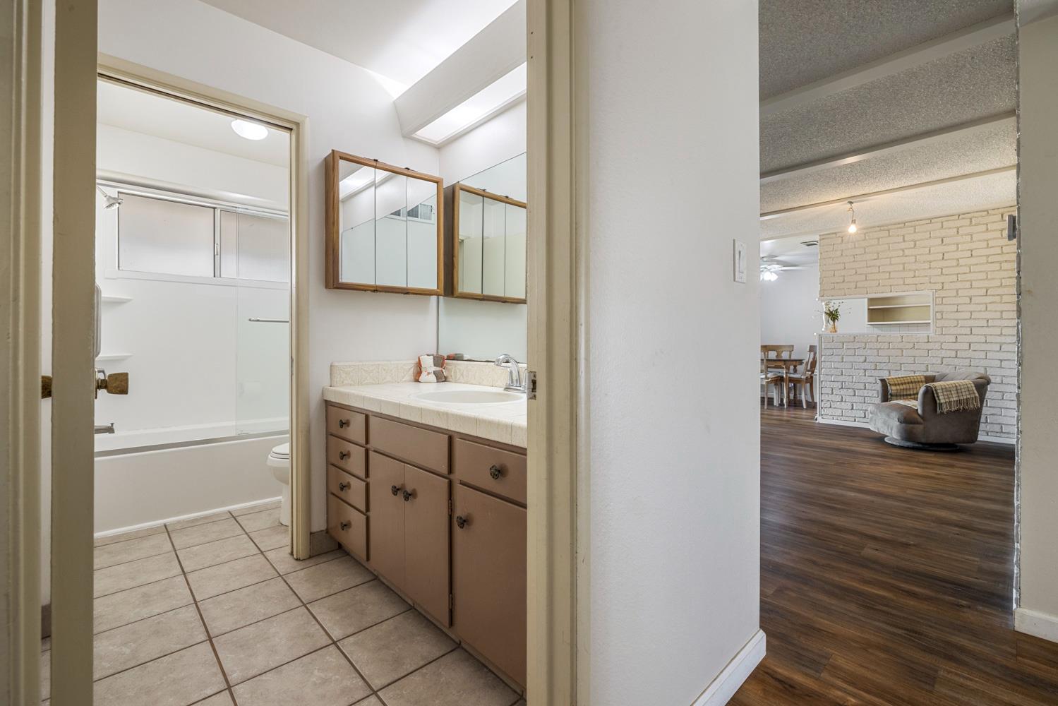 2021 W Louise Ave, Manteca, CA 95337