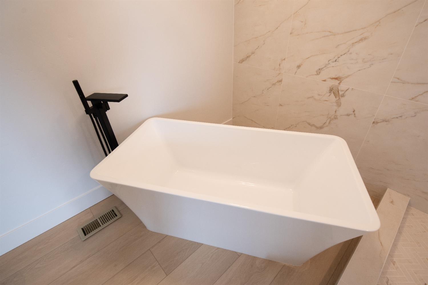 606 Hartley Dr, Modesto, CA 95356