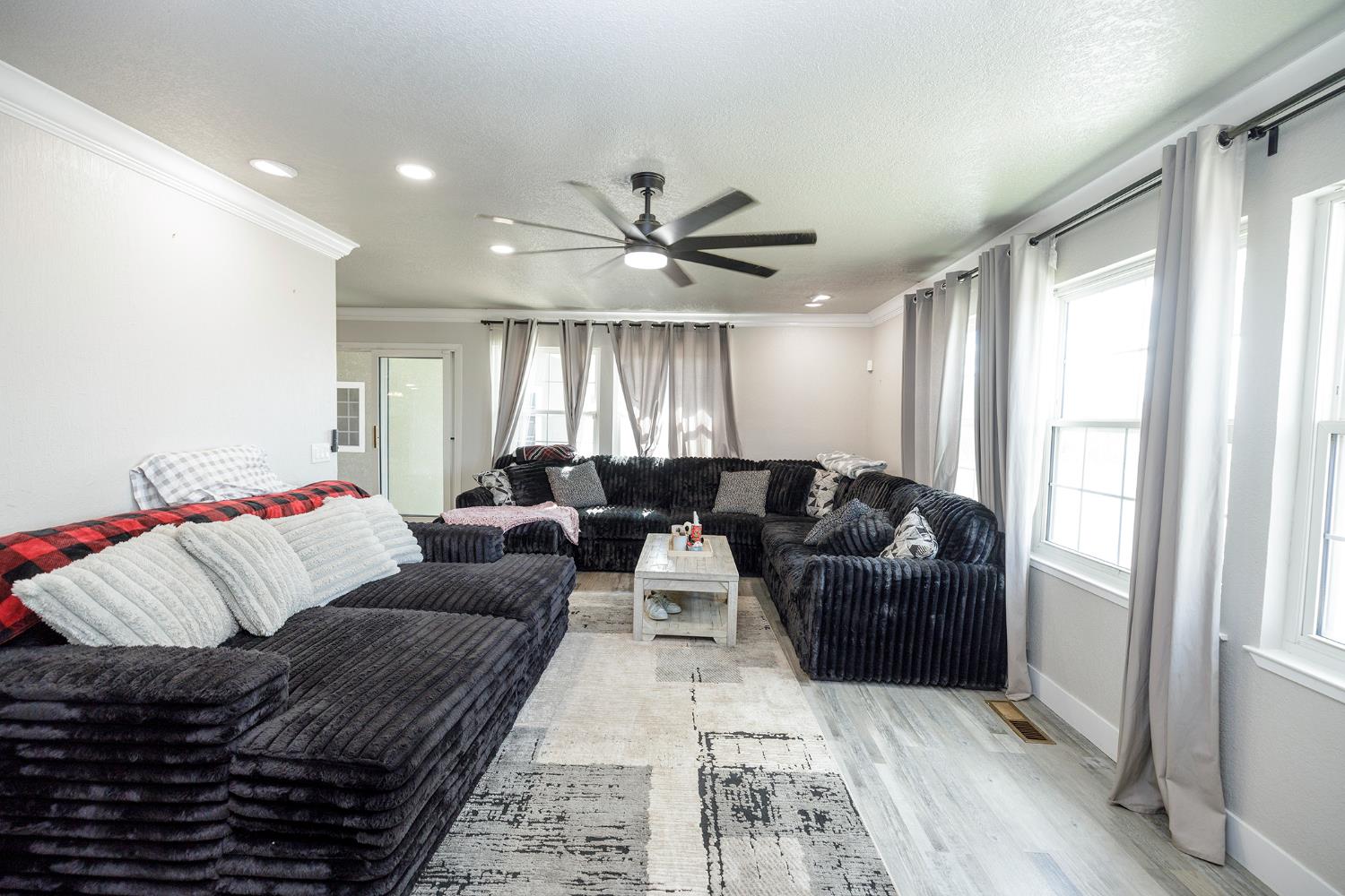 10606 Pioneer Ave, Oakdale, CA 95361