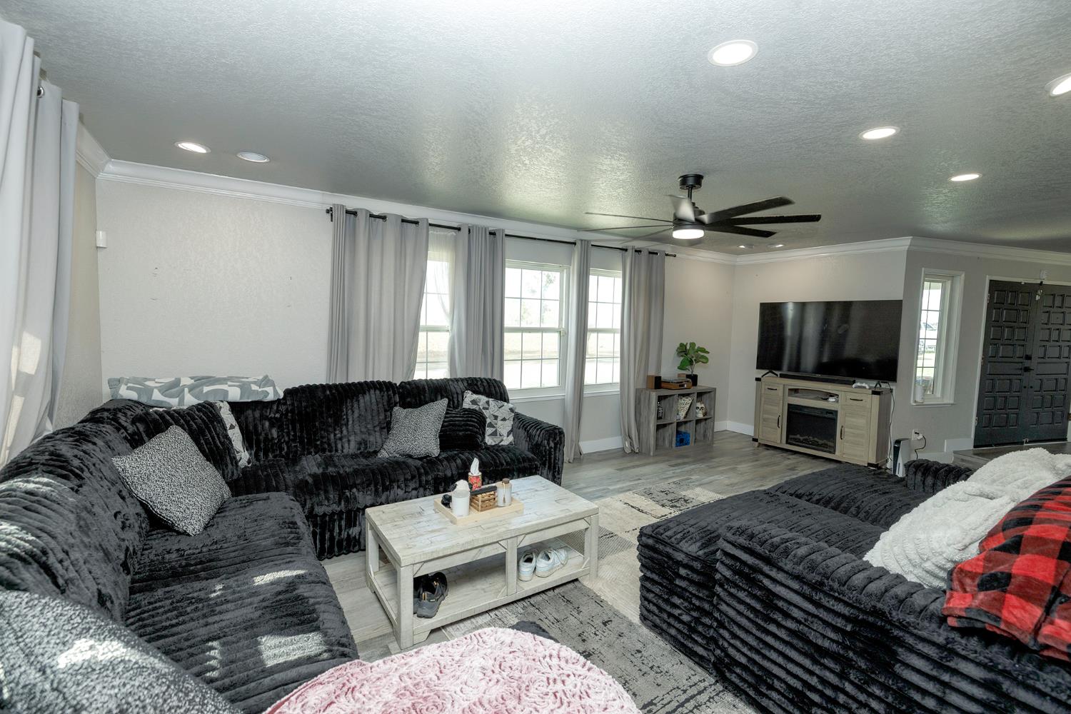 10606 Pioneer Ave, Oakdale, CA 95361