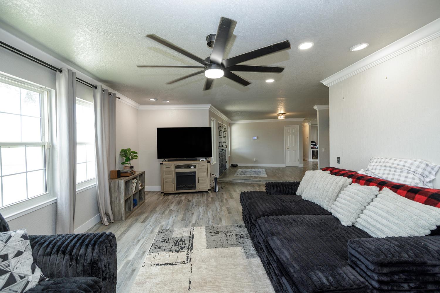 10606 Pioneer Ave, Oakdale, CA 95361