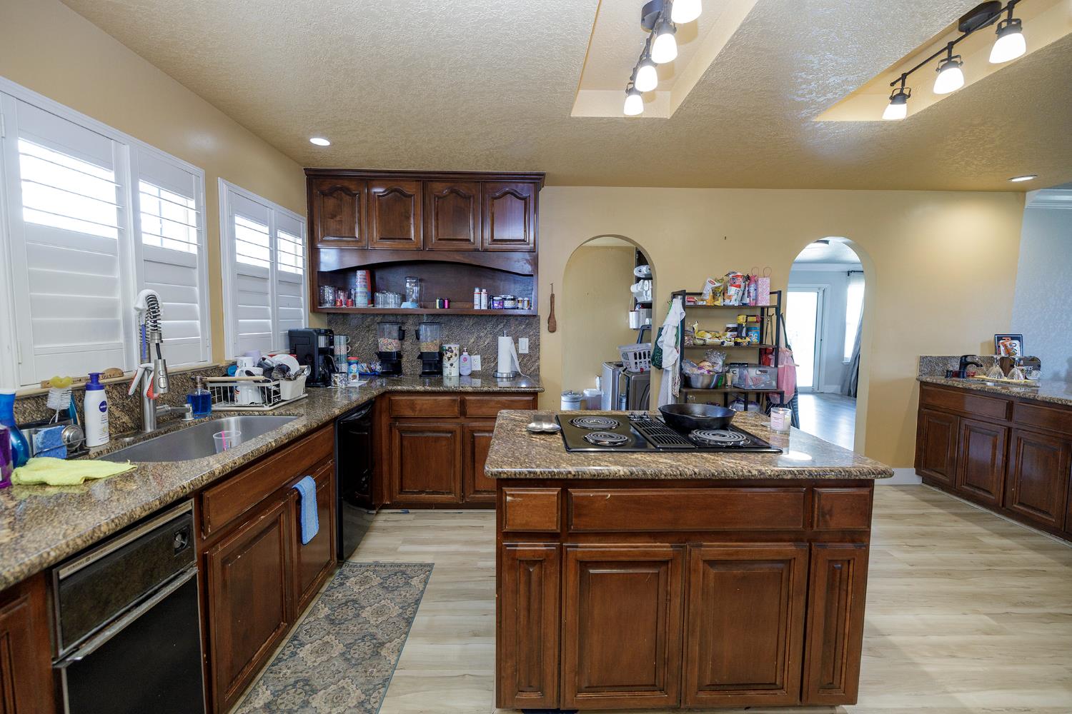 10606 Pioneer Ave, Oakdale, CA 95361