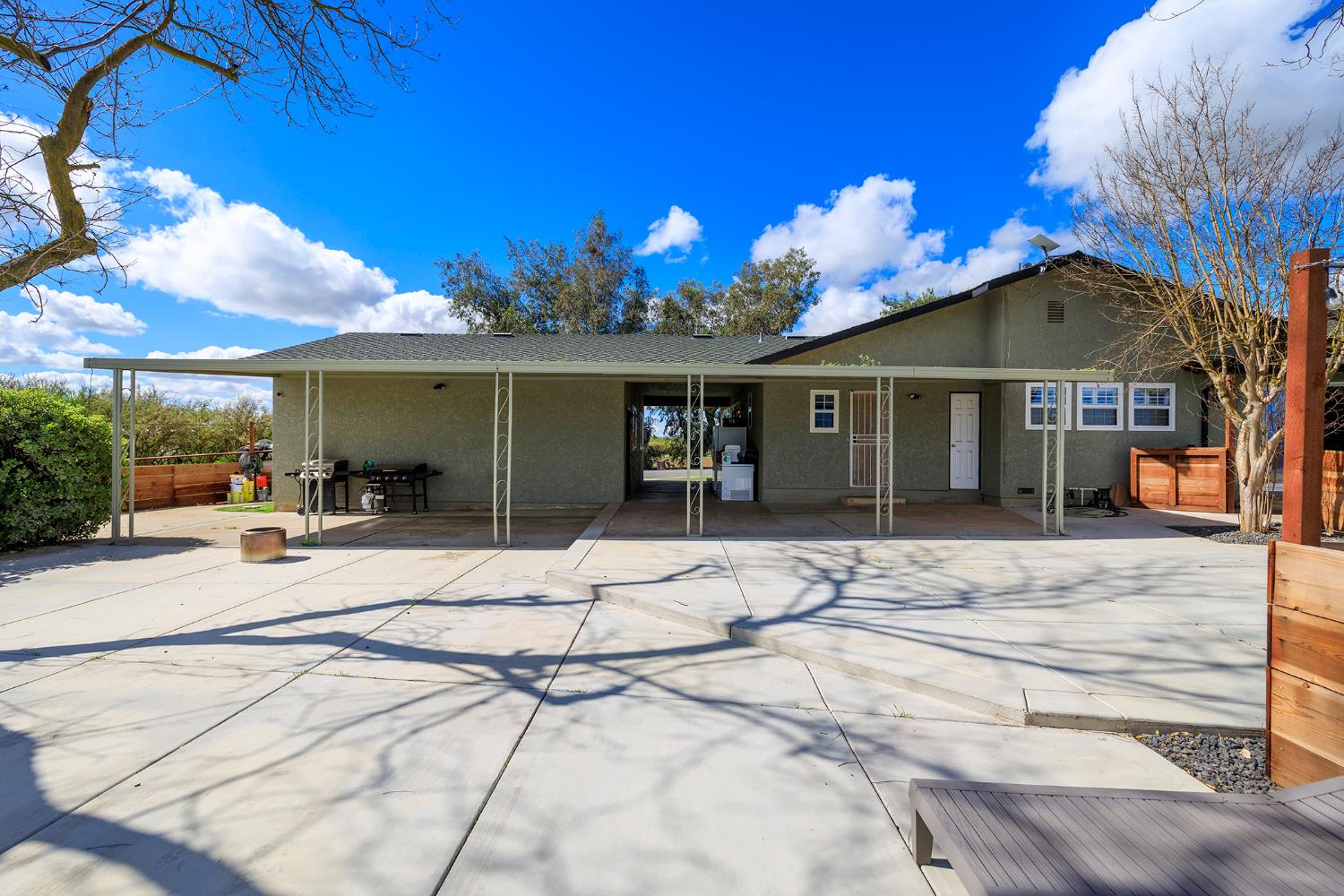 10606 Pioneer Ave, Oakdale, CA 95361