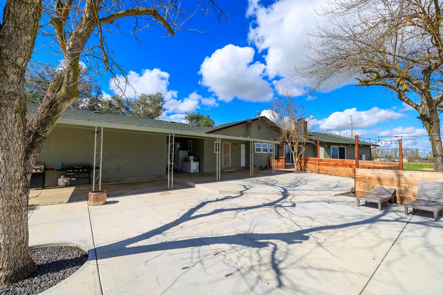 10606 Pioneer Ave, Oakdale, CA 95361