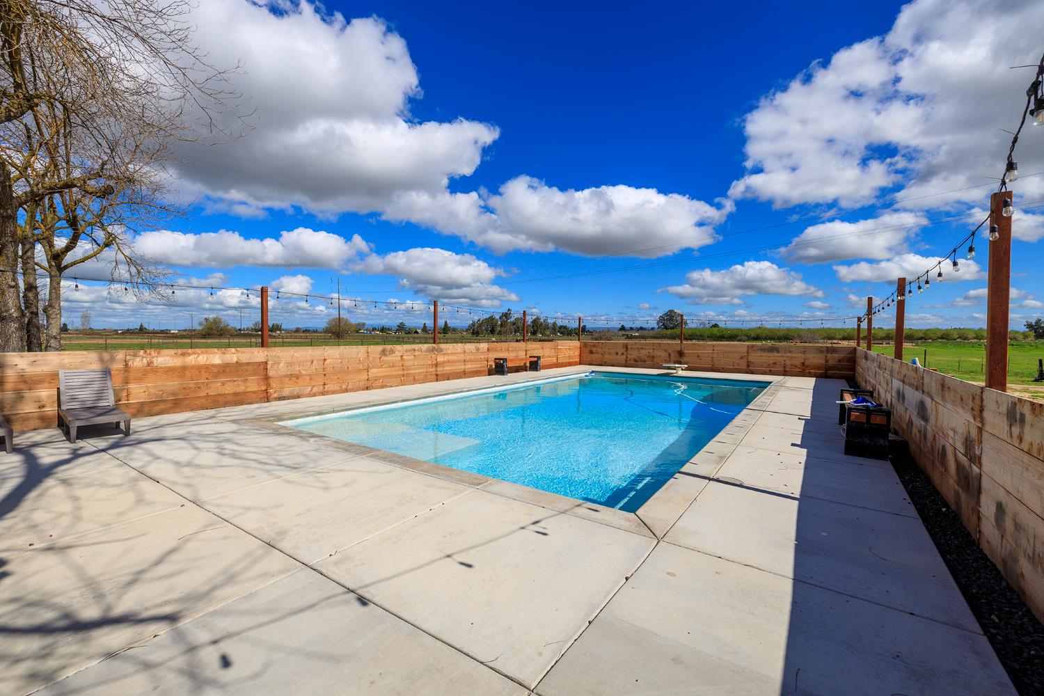 10606 Pioneer Ave, Oakdale, CA 95361