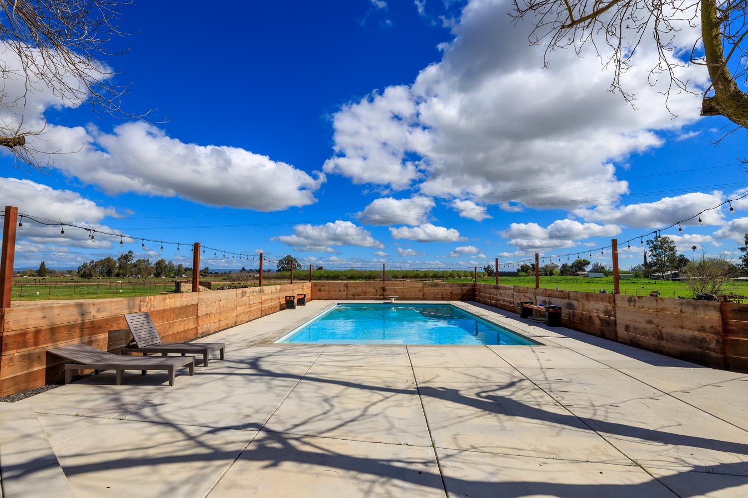 10606 Pioneer Ave, Oakdale, CA 95361