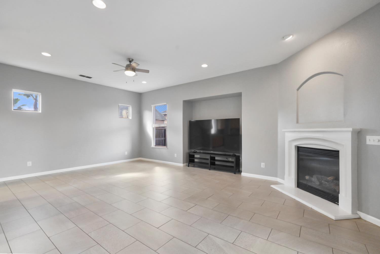 975 Briarwood Dr, Livingston, CA 95334