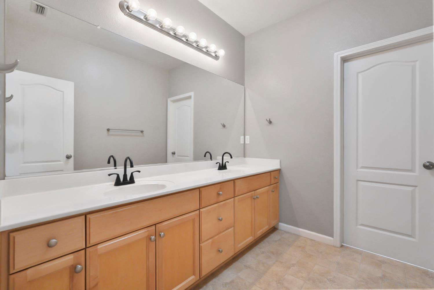 975 Briarwood Dr, Livingston, CA 95334