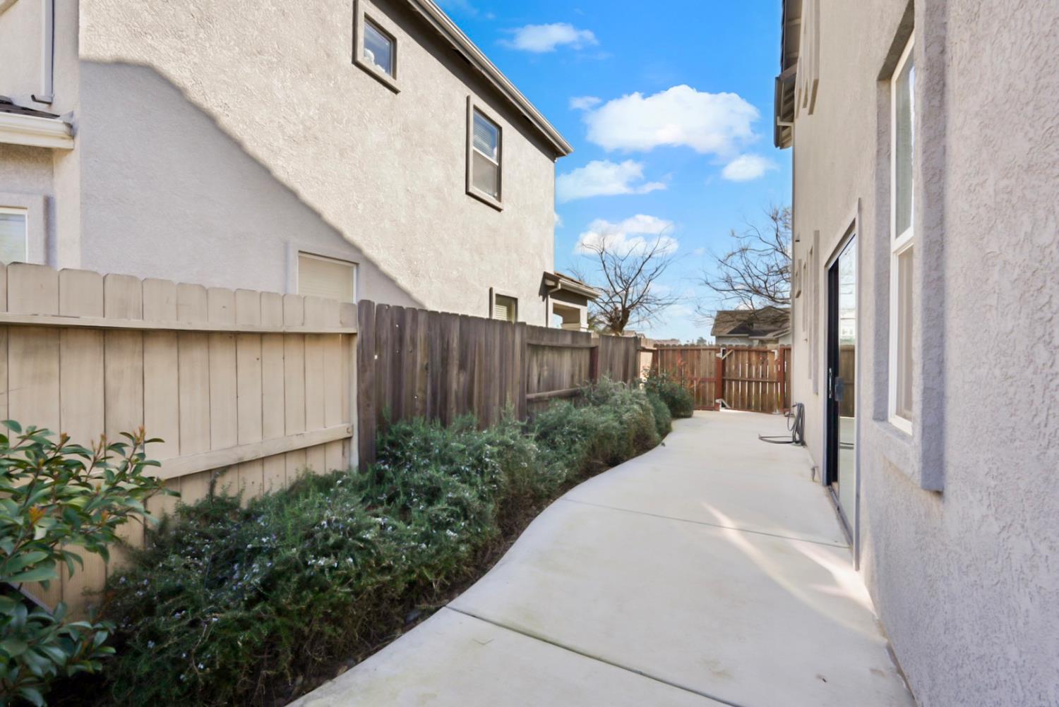 975 Briarwood Dr, Livingston, CA 95334