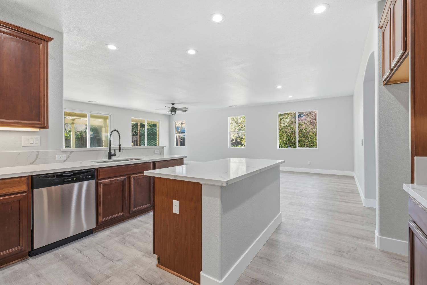 357 Wolfpack Ct, Patterson, CA 95363