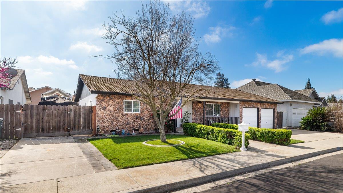 1251 David Dr, Oakdale, CA 95361