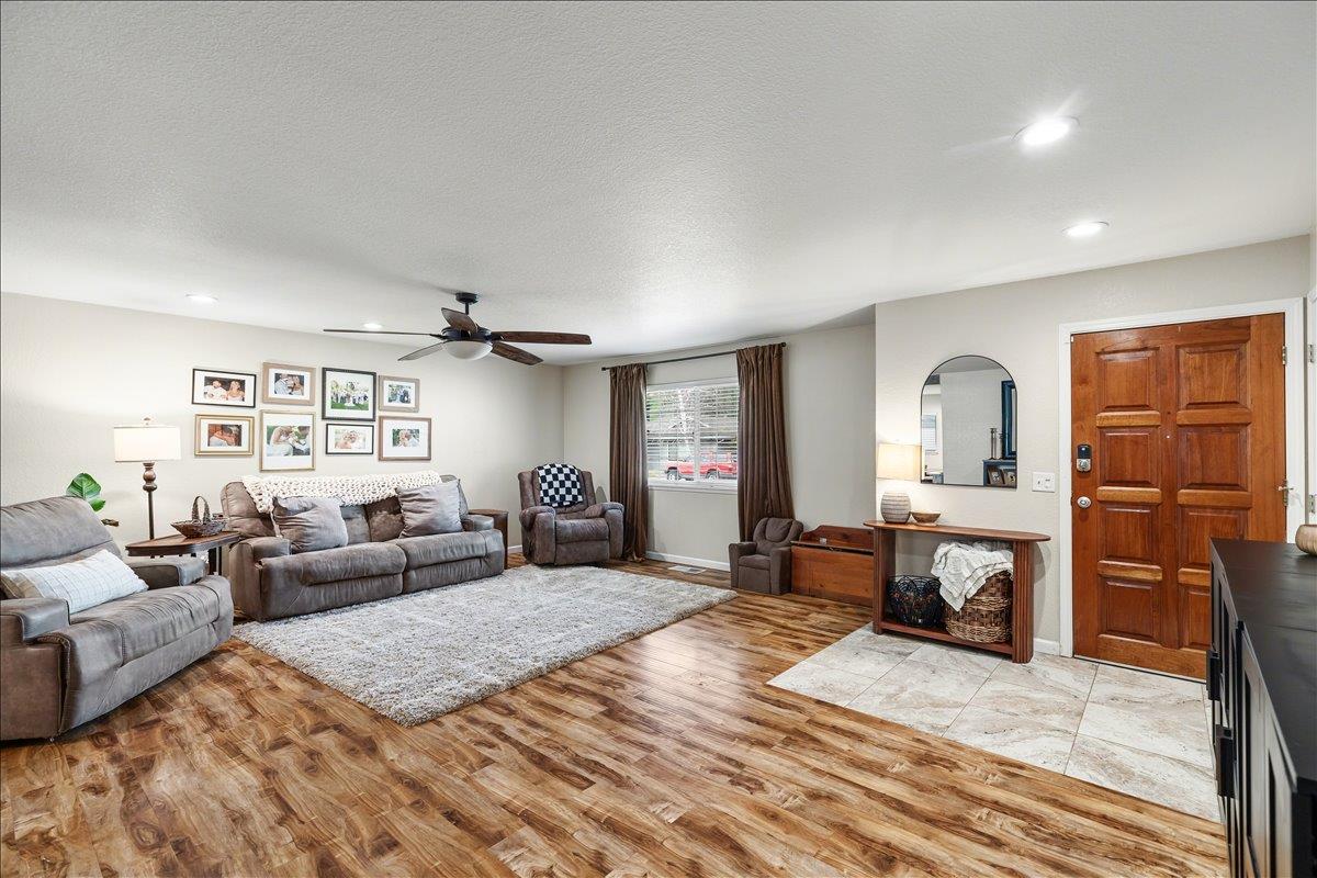 1251 David Dr, Oakdale, CA 95361