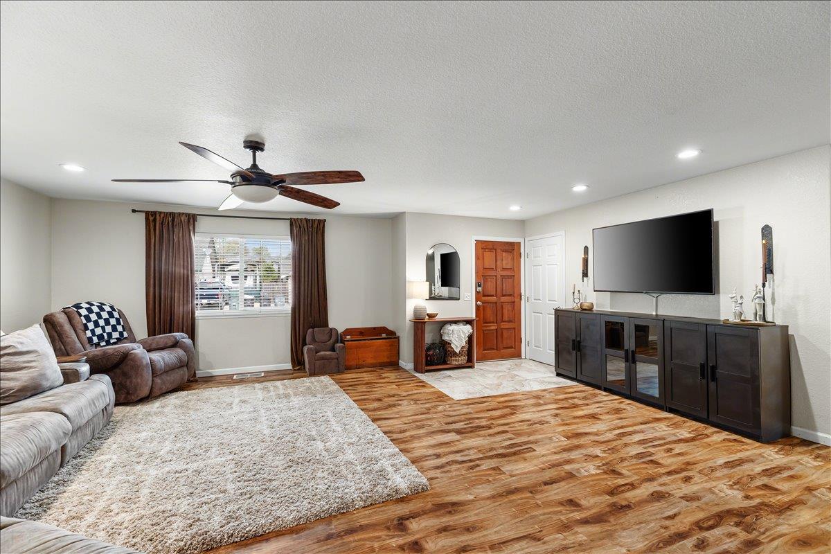 1251 David Dr, Oakdale, CA 95361