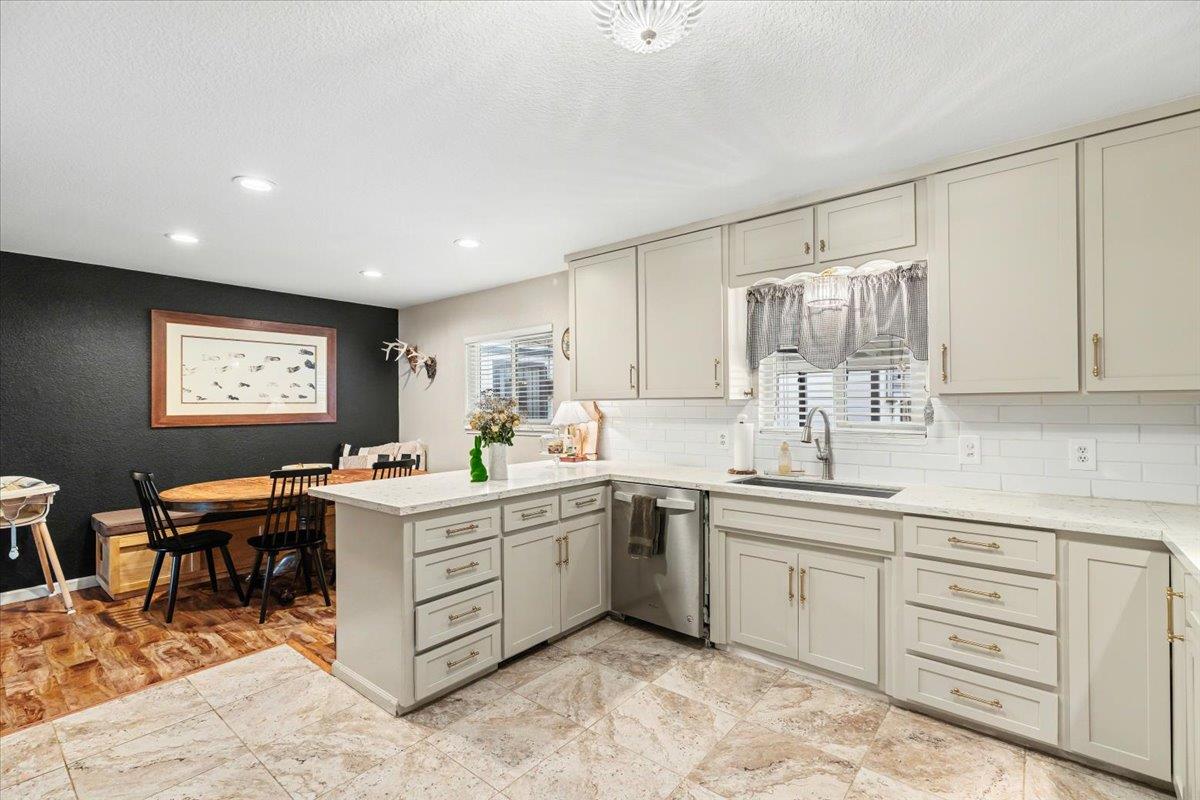 1251 David Dr, Oakdale, CA 95361