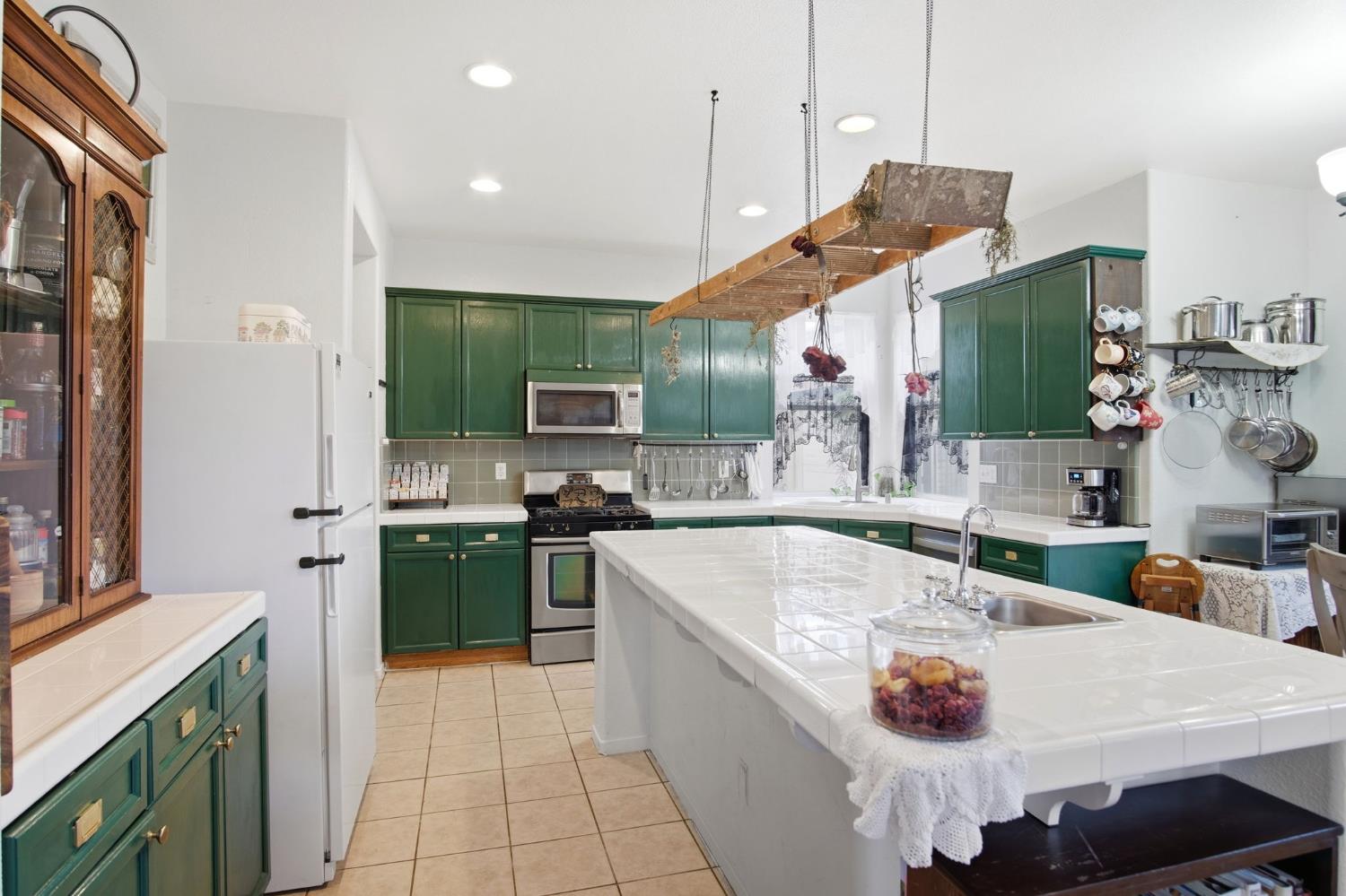 323 Nutcrest Ct, Oakdale, CA 95361