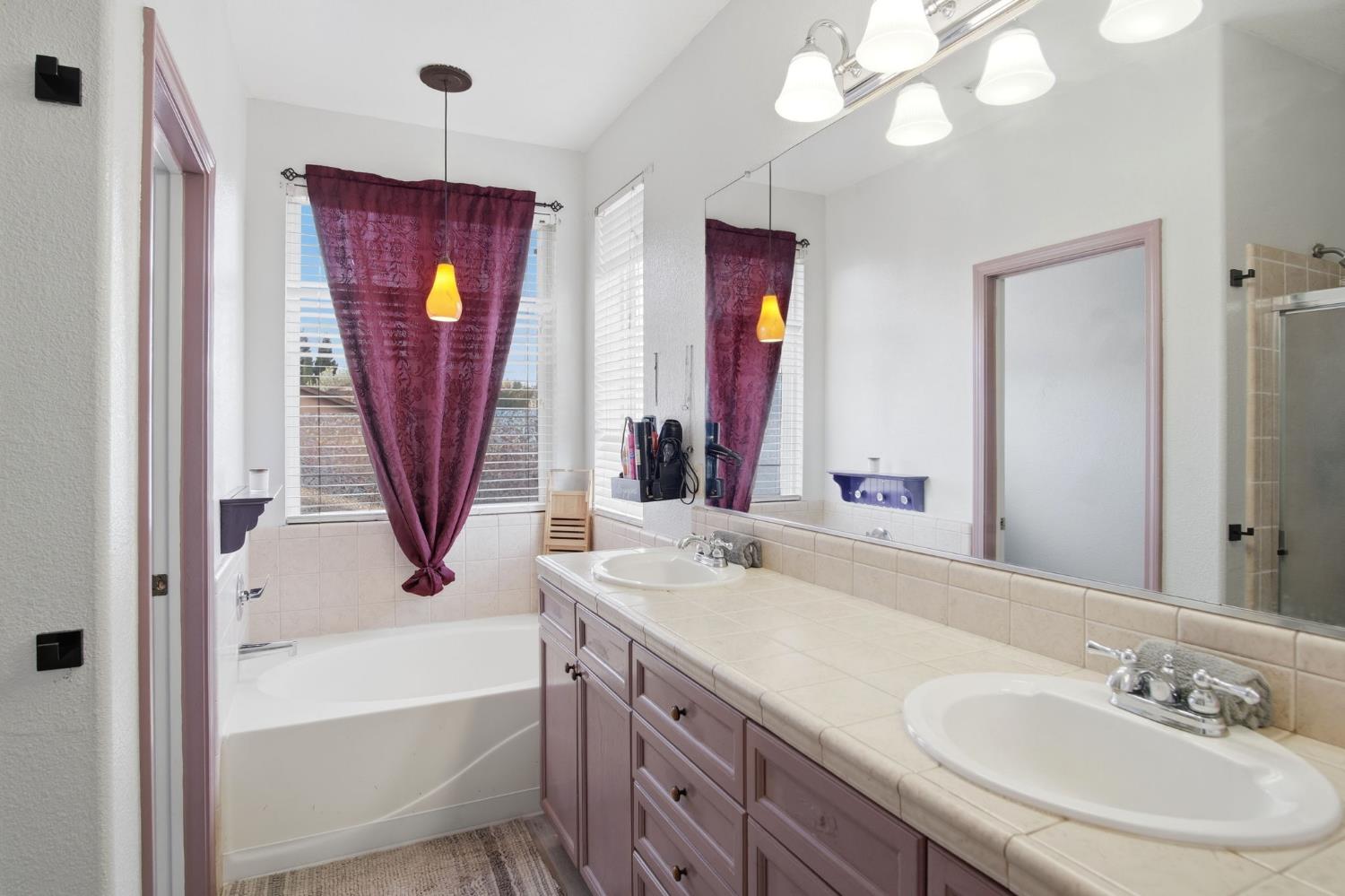 323 Nutcrest Ct, Oakdale, CA 95361