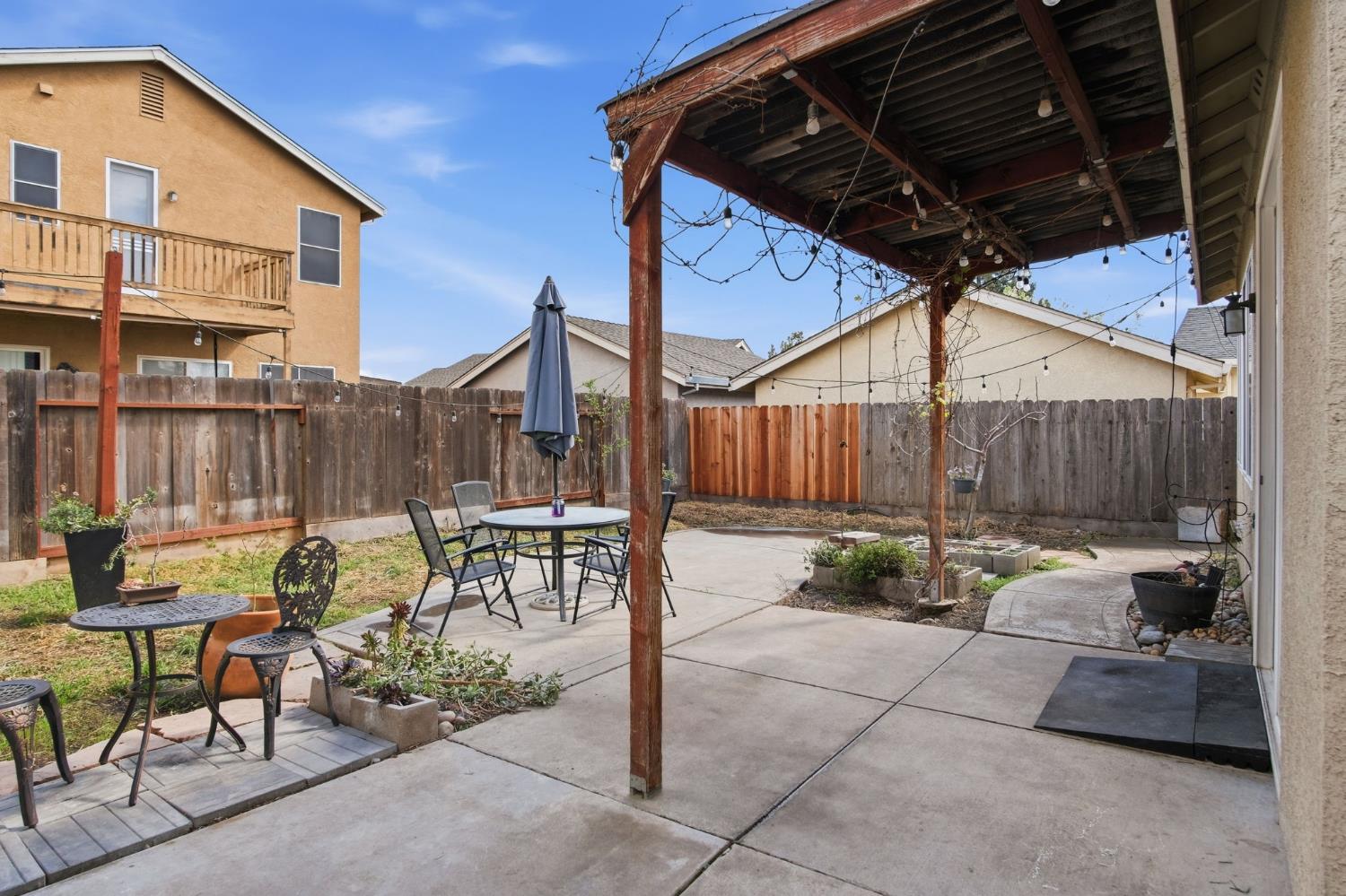 323 Nutcrest Ct, Oakdale, CA 95361