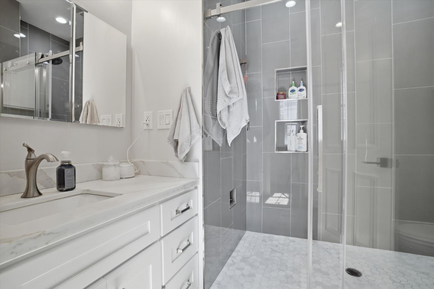 1720 Fairway Oaks Ct, Ripon, CA 95366