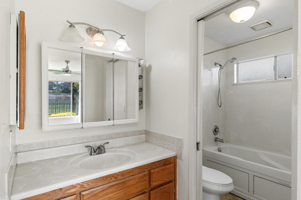 1460 Ridgecrest Dr, Manteca, CA 95336