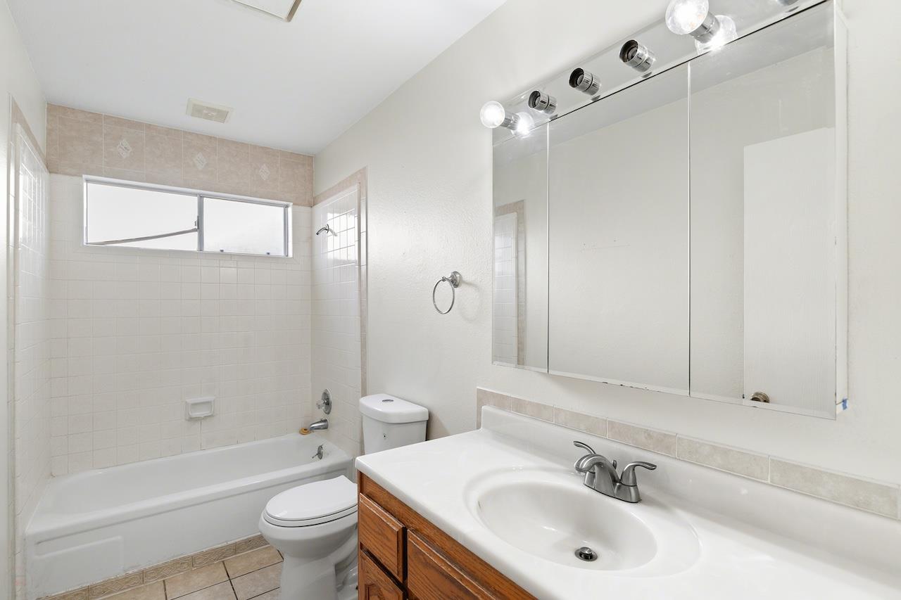 1460 Ridgecrest Dr, Manteca, CA 95336