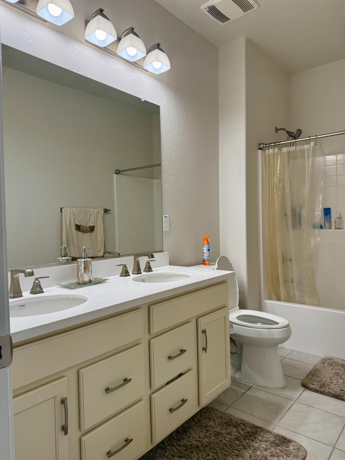 2038 W Gunner Pl, Manteca, CA 95337