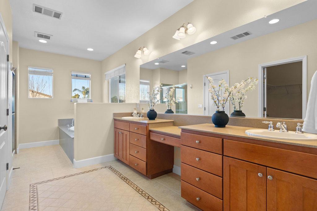 2712 Cancun Dr, Modesto, CA 95355