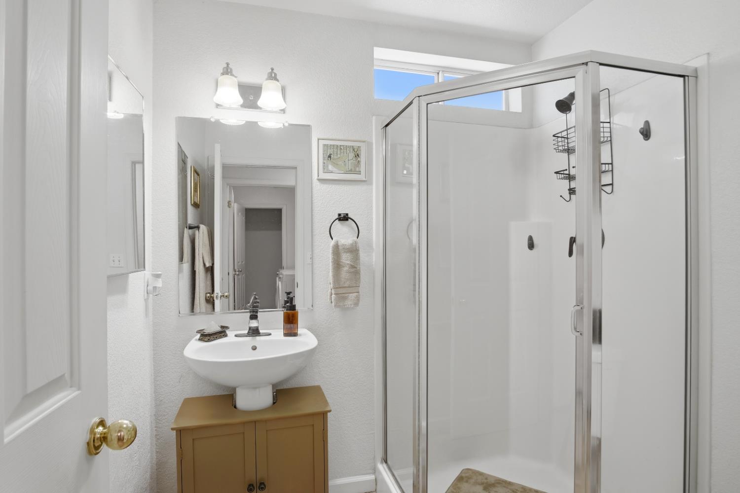 884 Kathy Ct, Los Banos, CA 93635