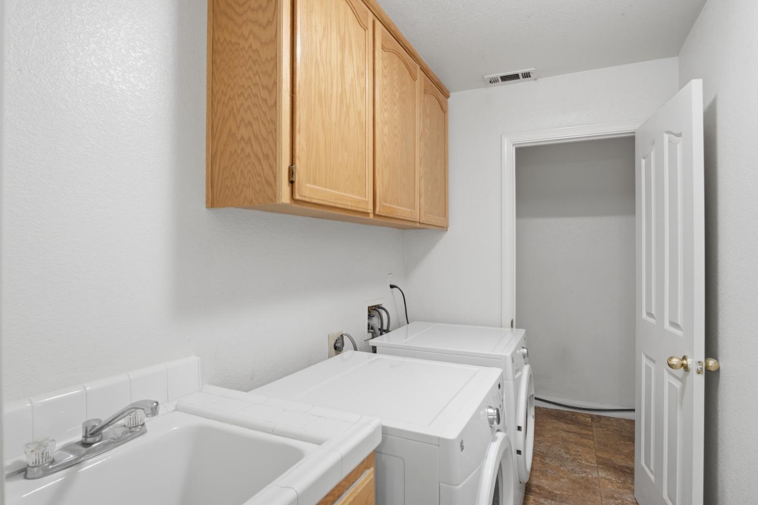 884 Kathy Ct, Los Banos, CA 93635