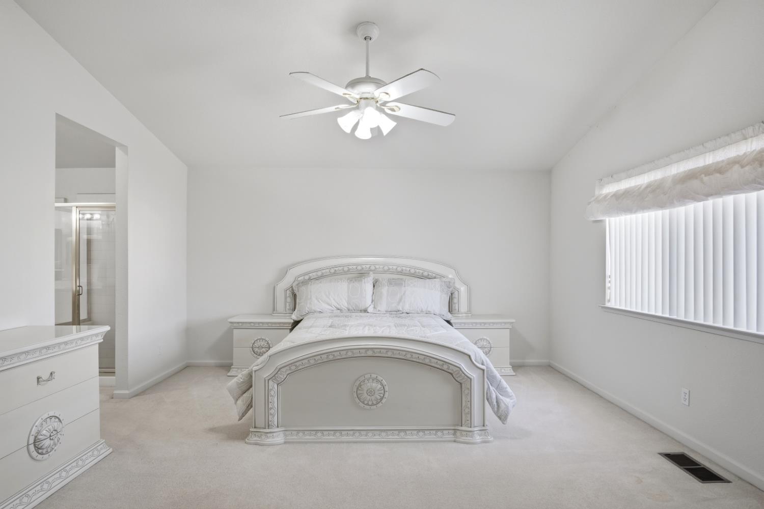 884 Kathy Ct, Los Banos, CA 93635