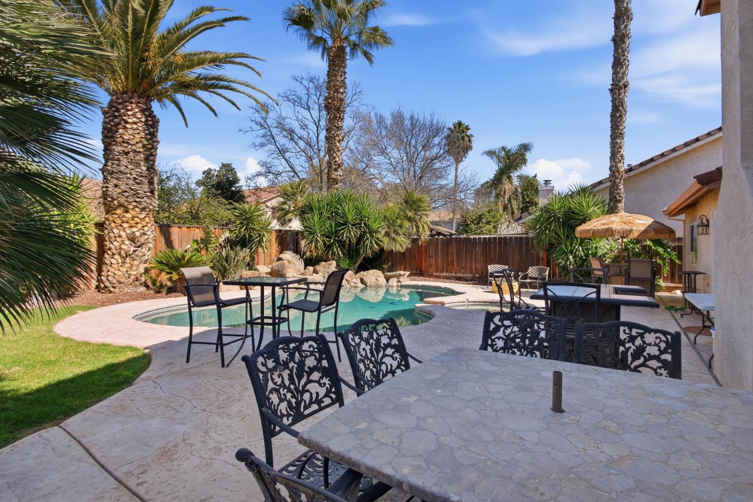 884 Kathy Ct, Los Banos, CA 93635