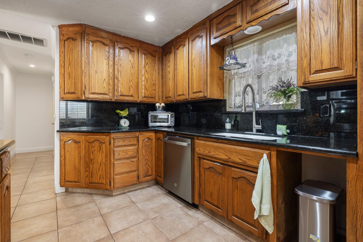 2241 Rochelle Ave, Turlock, CA 95382