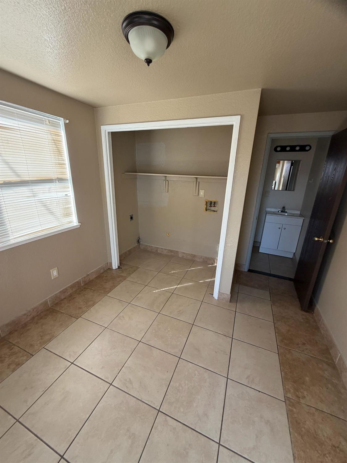 2324 6th St, Hughson, CA 95326