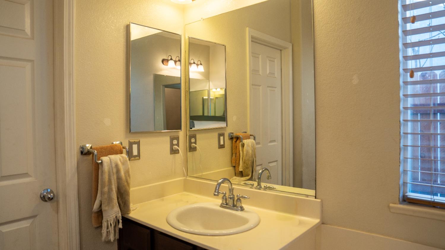 13403 Rivercrest Dr, Waterford, CA 95386