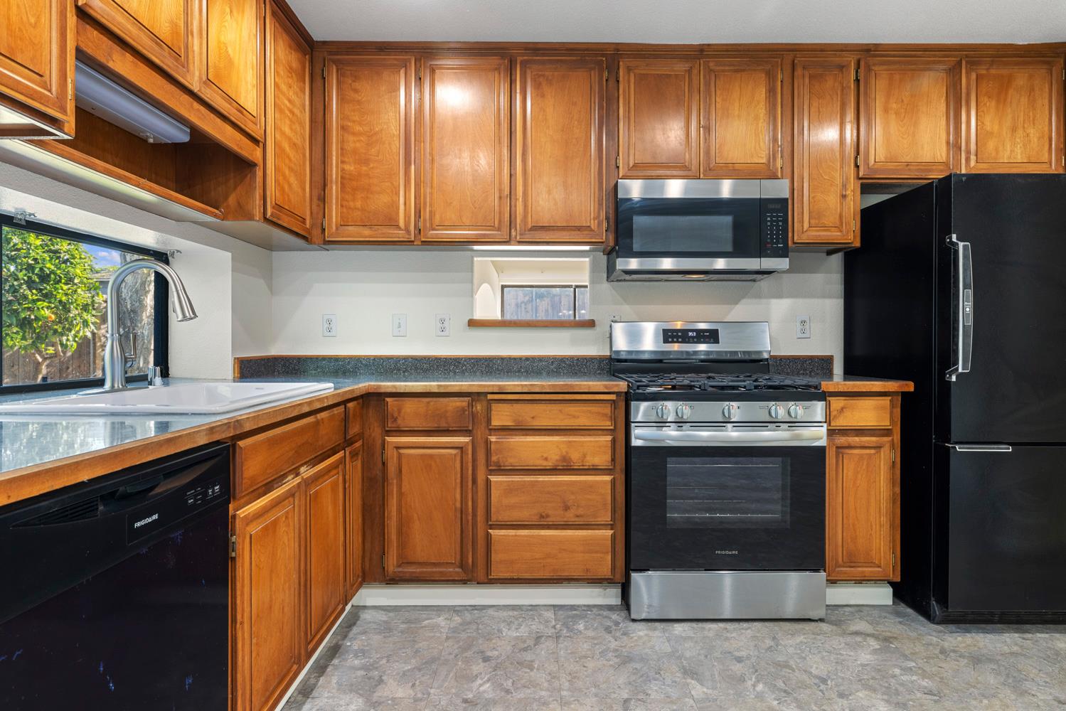 1162 Sonora Ave, Manteca, CA 95337