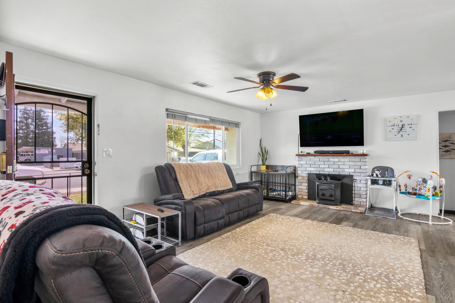 770 E E St, Oakdale, CA 95361