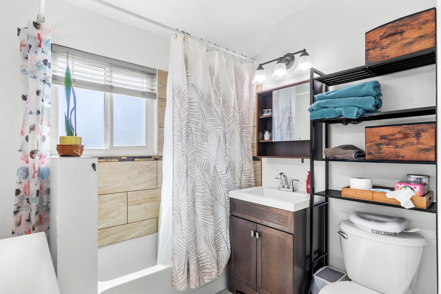 770 E E St, Oakdale, CA 95361