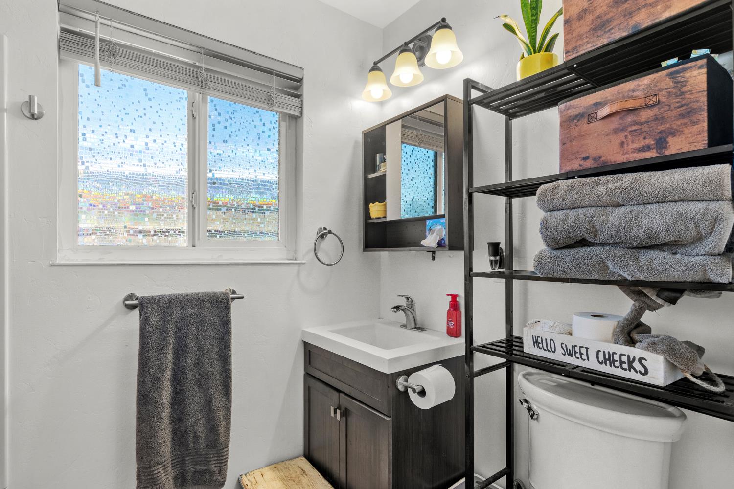 770 E E St, Oakdale, CA 95361