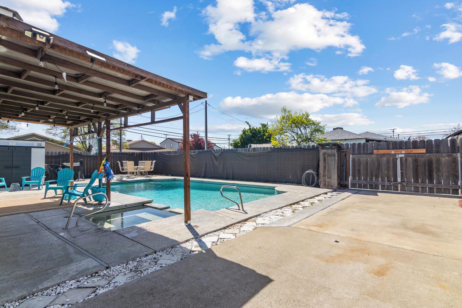 770 E E St, Oakdale, CA 95361