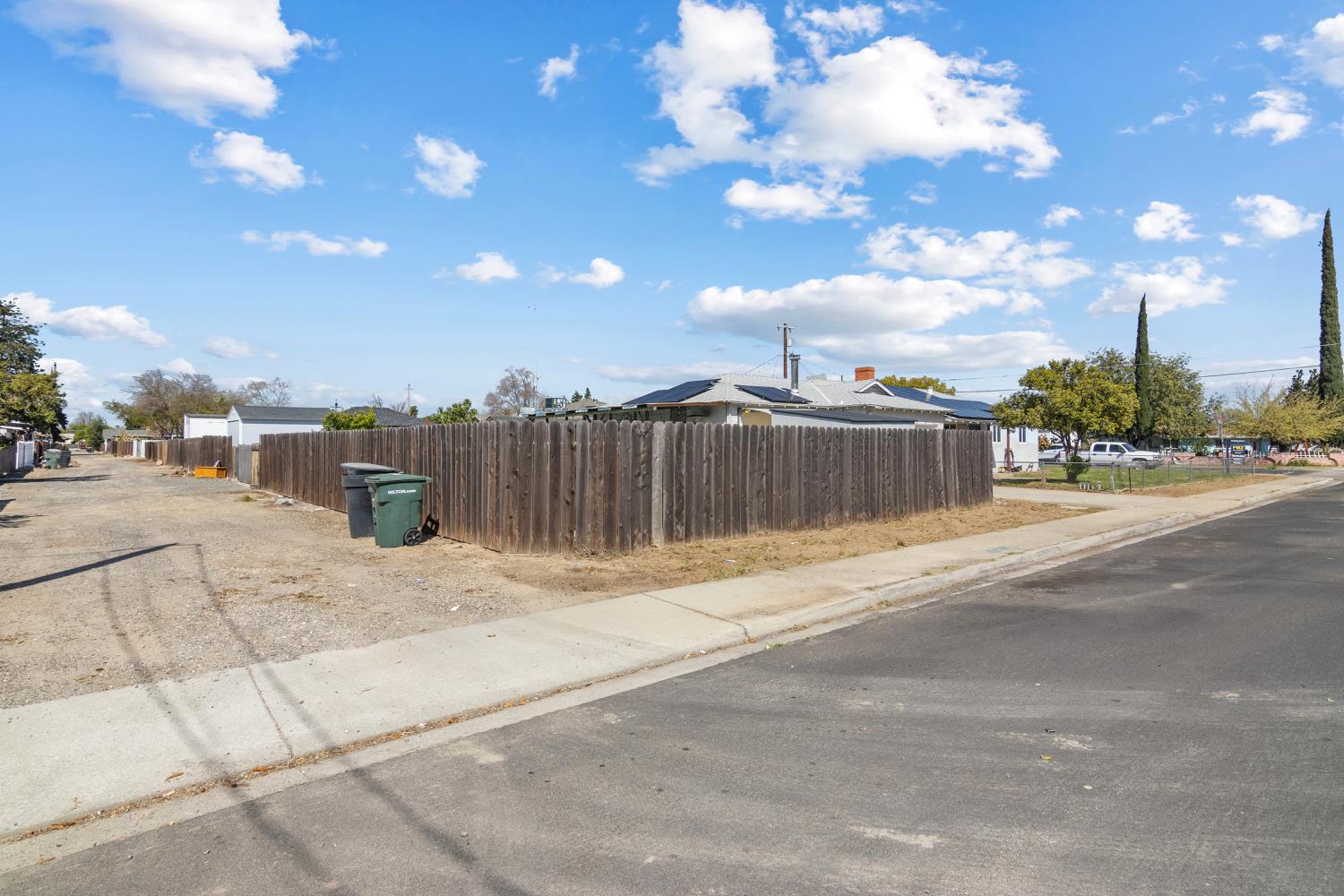 770 E E St, Oakdale, CA 95361